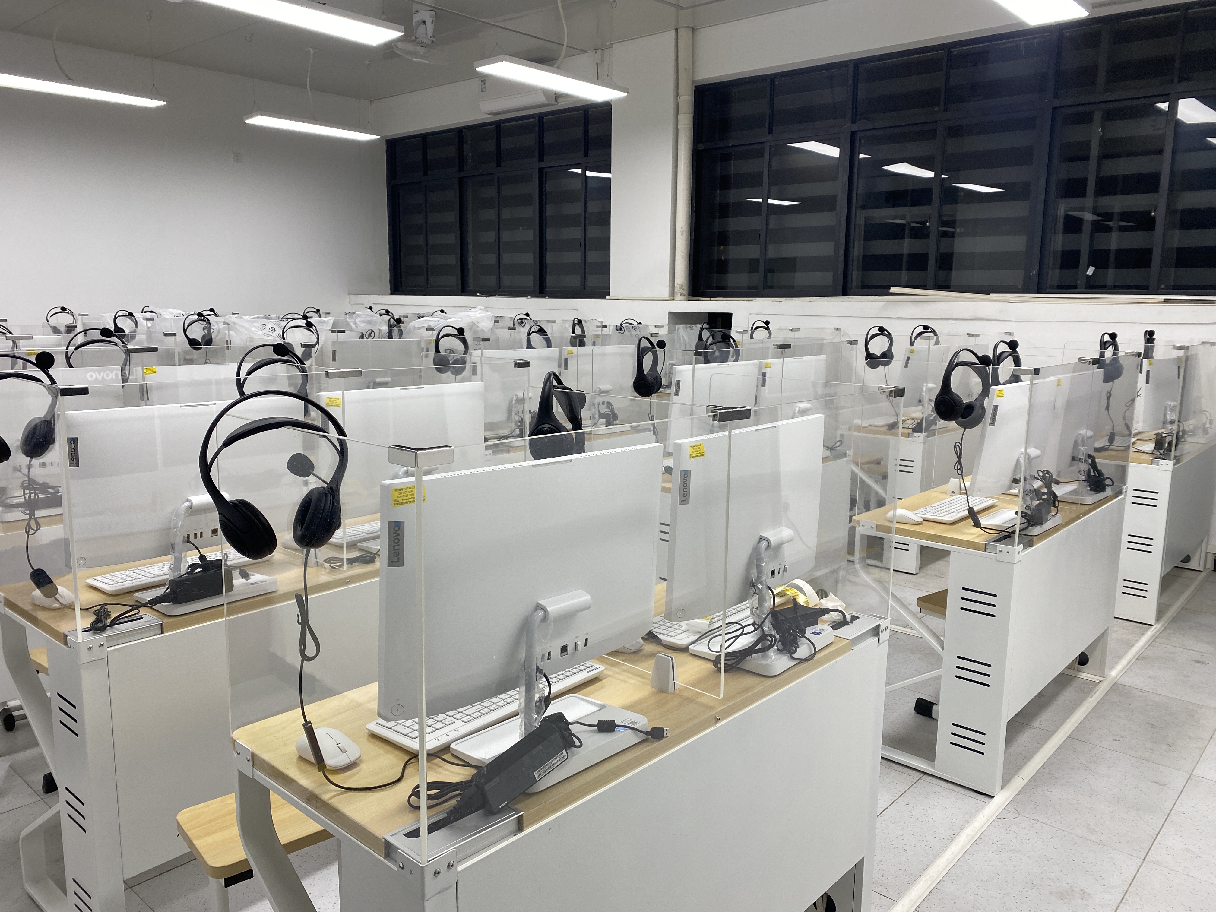 祝賀廣州市華風技工學校語音室成功安裝使用網(wǎng)絡一體機計算機電子設(shè)備！